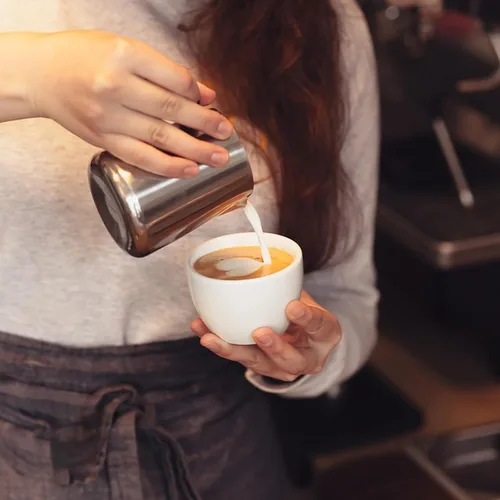 Vista 5 de Nicunom Paquete de 2 jarras espumadoras de leche, jarra de vapor de café expreso de 12 onzas y 20 onzas, taza vaporera de leche de acero inoxidable