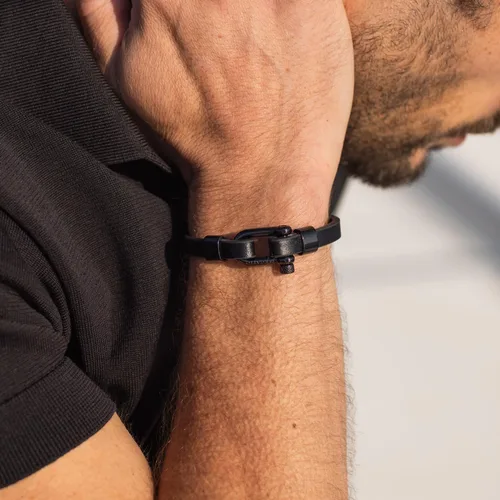 Vista 4 de Elegatto Morelle Pulsera de cuero premium para hombre Piel de grano entero color negro con cierre de grillete de acero inoxidable pulido