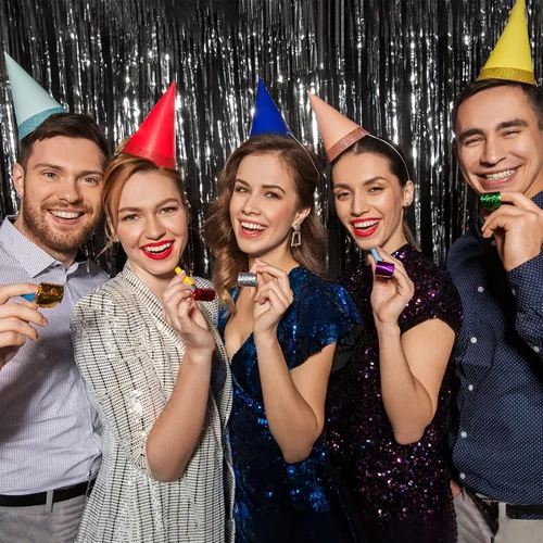 Vista 4 de Yunsailing 224 piezas para hacer ruido para fiestas, a granel, incluye sopladores de papel con flecos, cuernos para eventos deportivos, adultos