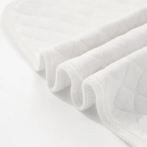 Vista 2 de Pleasant Boulevard Forro portátil impermeable para cambiador de bebé, lavable y reutilizable, hecho con TPU transpirable, 27 x 13 pulgadas Blanco