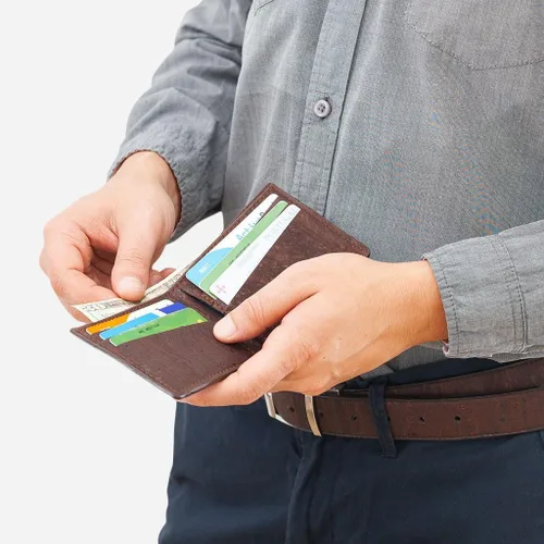 Vista 2 de Billetera Airtag - Tarjetero de cuero vegano para tarjetas y dinero en efectivo, Marrón, Bifold