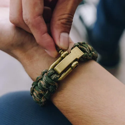 Vista 6 de iHeartDogs Hero Company - Pulsera de paracaídas de camuflaje, pulsera táctica de supervivencia para hombres con bandera de Estados Unidos de bronce