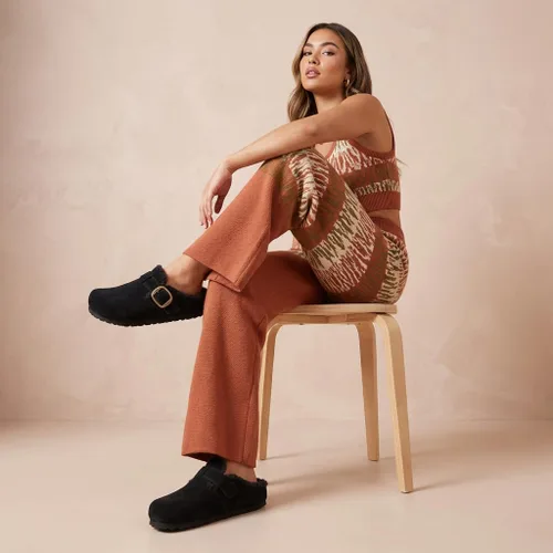 Vista 3 de CUSHIONAIRE Haven - Zuecos de cuero genuino para mujer, zapatos sin cordones con forro de piel sintética con plantilla de corcho y hebilla ajustable