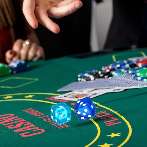 Vista 3 de Seenelling Juego de 36 dados de 19 mm estilo casino para Craps, acrílicos y translúcidos D6, cuadrados con bordes redondeados para casino, Craps