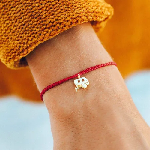 Vista 2 de Pura Vida Pulsera On the Road de plata u oro, 100% impermeable, banda ajustable, encanto de la marca Rojo oscuro
