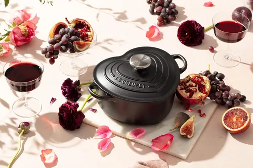 Vista 5 de Le Creuset Signature - Figura de corazón de hierro fundido esmaltado, 2 cuartos de galón, regaliz con perilla de acero inoxidable