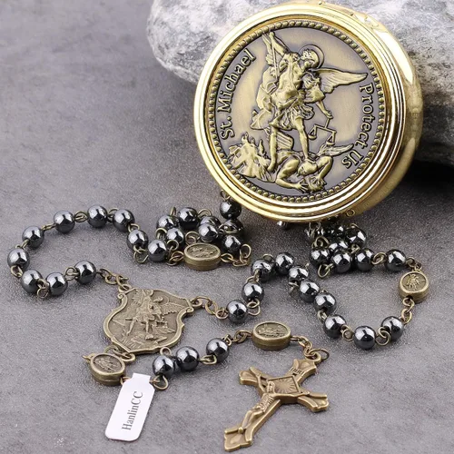 Vista 4 de Collar con rosario católico de San Miguel Arcángel con cuentas de piedra negra de hematita con caja de regalo de metal dorado para hombres