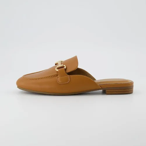 Vista 2 de CUSHIONAIRE Sandalias Yates con hebilla para mujer + espuma viscoelástica, anchos disponibles