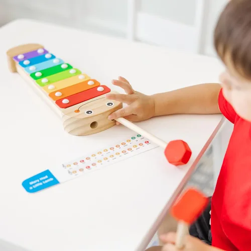 Vista 2 de Xilófono de ciempiés Melissa & Doug, un juguete musical con mazos de madera