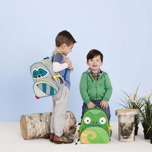 Vista 2 de Mochila aislada de Cody Camaleón de Skip Hop Zoo verde para niño 12 pulgadas