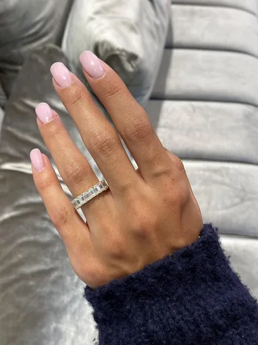 Vista 8 de Anillo de eternidad de moissanita de corte esmeralda de 5 34 a 7 12 quilates para mujer en oro blanco o amarillo de 14 k (D-E, VVS, CTW), anillo