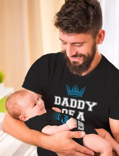 Vista 4 de Tstars Camisetas a juego para papá y bebé con texto en inglés "Daddy of a Prince Son of a King" para recién nacidos y papás
