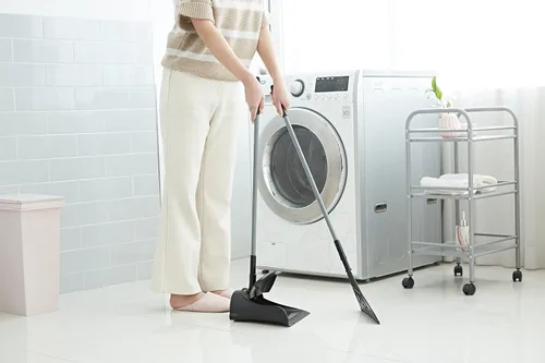 Vista 6 de Juego de escoba y recogedor Broombi - Escoba y escobilla de silicona para todas las superficies para limpieza interior - Barre vidrio, polvo