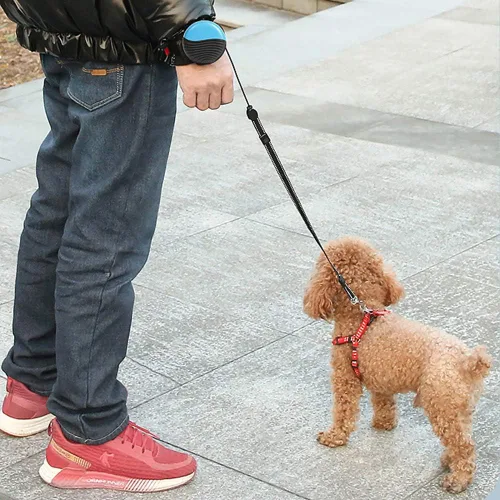 Vista 5 de Correa retráctil para perro manos libres, correa de muñeca resistente de 360° sin enredos con cable fuerte de 8.2 pies y cinta de nailon