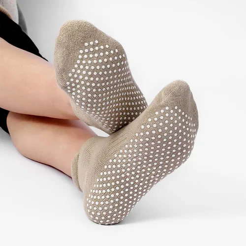 Vista 3 de UTTPLL Calcetines de agarre para mujeres y hombres, calcetines antideslizantes de pilates, calcetines de yoga acolchados para hospital, calcetines