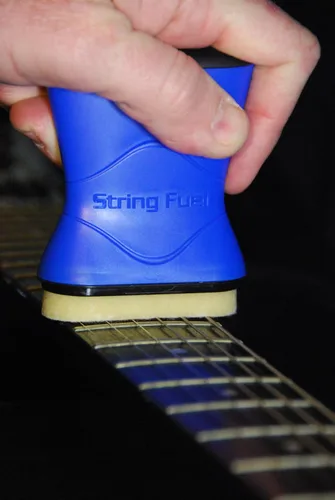 Vista 3 de MusicNomad Limpiador y Lubricante de Cuerdas de Guitarra String Fuel con Paño de Microfibra (MN109)