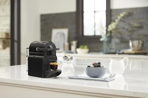 Vista 3 de Nespresso Inissia Espresso Machine de De'Longhi, kit de descalcificación negro