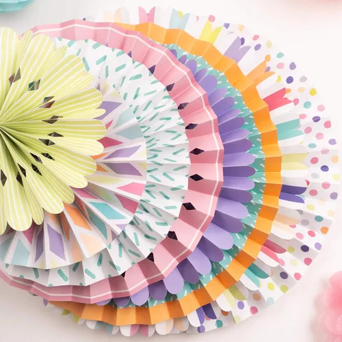 Vista 5 de PapaKit Juego de 26 piezas de decoración de fiesta multicolor de lujo, pompones de papel de seda vibrantes, bolas de panal y abanicos de papel