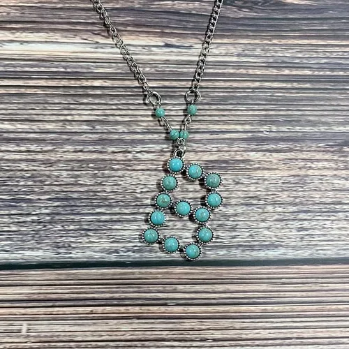 Vista 2 de Fuqimanman2020 Collar con colgante de letra inicial de vaquera occidental bohemia de la A a la Z, piedra natural hippie para mujeres y niñas