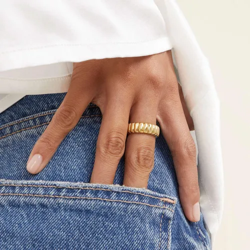 Vista 3 de Daisy Bloom Anillo chapado en oro de 18 quilates para mujer, anillo de cúpula de croissant y anillo de banda unisex grueso