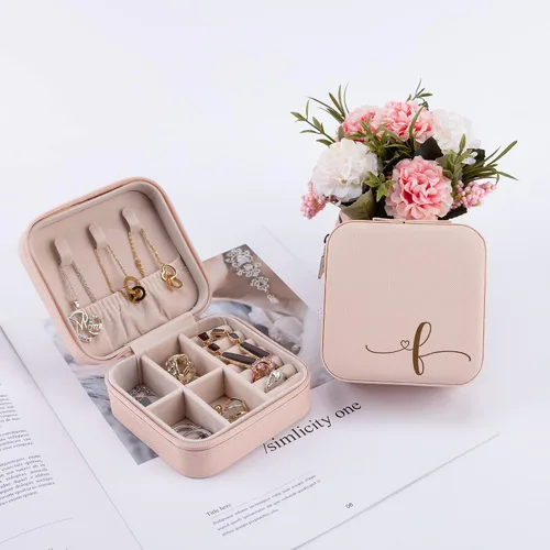 Vista 2 de Joyero con iniciales letra F, regalo para mujeres y niñas, organizador de joyas de viaje, estuche de almacenamiento para aretes, anillos, collares