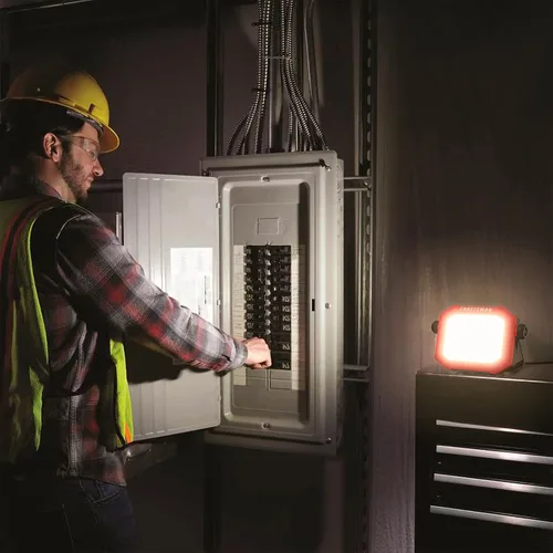 Vista 8 de CRAFTSMAN Luz de trabajo portátil inclinable LED de 1100 lúmenes 4000K en rojo con soporte giratorio de metal ajustable 2 en 1 y asa, lente