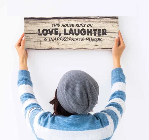 Vista 2 de Decoración de pared con citas en lienzo estirado, con texto en inglés «This House Runs On Love, Laughter & Inappropriate Humor», decoración de pared