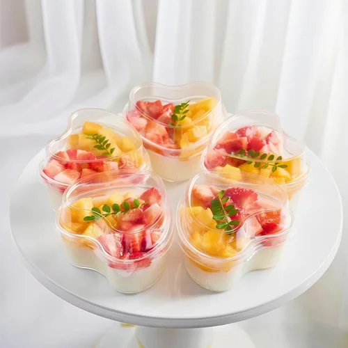 Vista 5 de TOFLEN Vasos de postre en forma de corazón de 5 onzas con tapas y cucharas, 300 unidades, sirve 100 unidades, mini vasos de plástico para postres