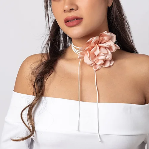 Vista 3 de INENIMARTJ Gargantilla de flores, gargantilla de rosa grande, gargantilla de terciopelo con roseta de flores, collar para mujeres y niñas, novia