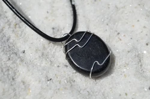 Vista 6 de Apache Tears Palm Stone on Leather Thong Necklace