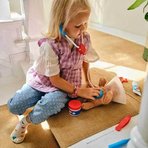 Vista 2 de Melissa & Doug Examine & Treat Pet Vet Play Set – Juego de veterinario para niños. El original