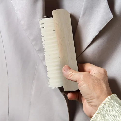 Vista 4 de Cepillo de brillo multiusos para ropa, zapatos, cerdas de nailon suave, cepillo de limpieza de lavandería con mango de madera para chaquetas