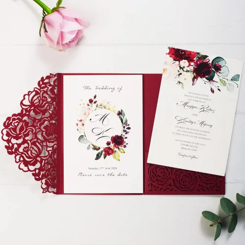 Vista 2 de 50 unidades de invitación de boda personalizadas burdeos con sobres, corte láser, bolsillo hueco de flora con invitaciones de cinta