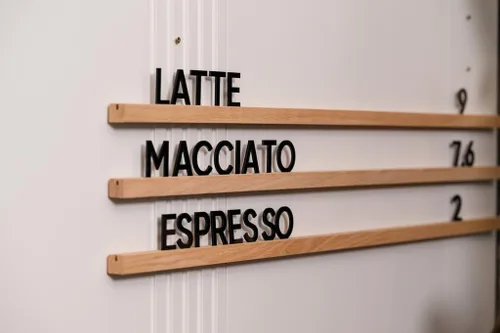 Vista 8 de Inko Horeca Tablero de Letras de Madera para Pared - Juego de 10 Rieles de Roble + 400 Letras Negras Intercambiables - Estante Flotante de Rieles