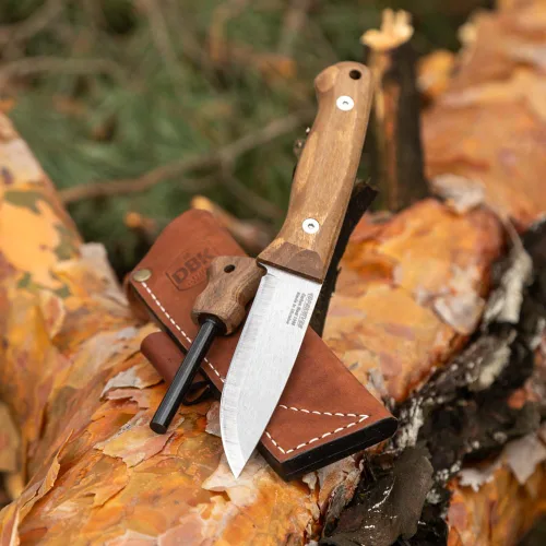 Vista 4 de BPSKNIVES Bushmate 2.0 Diseñado por DBK - Cuchillo Bushcraft - Cuchillo de acero al carbono de hoja fija con funda de cuero y encendedor de fuego
