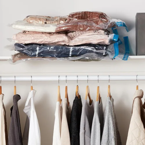Vista 5 de Amazon Basics Bolsas de almacenamiento al vacío con bomba de mano para viajes, bolsas de compresión que ahorran espacio para ropa, ropa, mantas