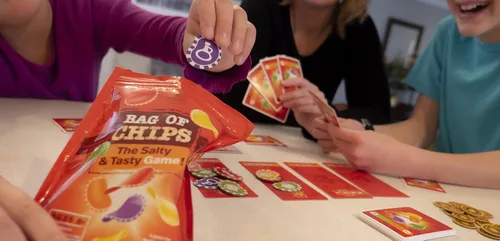 Vista 4 de Blue Orange Juego de mesa de juego de bolsa de fichas, juego de mesa de estrategia para fiestas familiares o adultos para 2 a 5 jugadores.