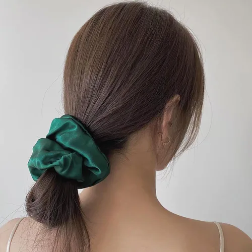 Vista 4 de Coleteros de seda de color verde oscuro para dormir, para mujeres y niñas, bandas elásticas de satén sedoso de morera grande, sin daños, accesorios