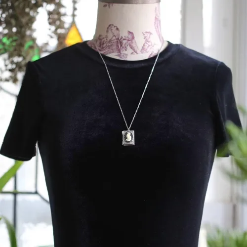 Vista 5 de Zian Collar de gato Cameo con cerradura de libro, collar cuadrado con medallón de fotos, collar para amantes de los libros, Zinc, No es una piedra