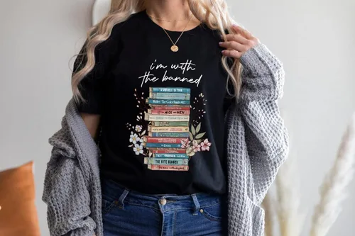 Vista 6 de I'm with The Banned Shirt - Camiseta de nerd de lectura con texto en inglés I'm with The Banned, Real