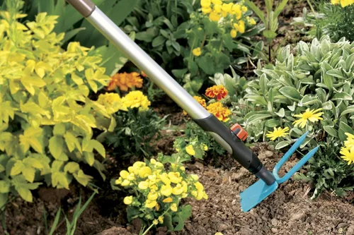 Vista 4 de Gardena combisystem Azada de jardín: Azada con hoja en forma de corazón, 2 púas, 2.8 in de ancho de trabajo, acero fabricado con revestimiento