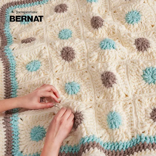 Vista 4 de Bernat Manta de bebé con diseño de rayas sobre las nubes, paquete de 2 unidades de 10.5 onzas, poliéster, 6 súper voluminosas, 220 yardas
