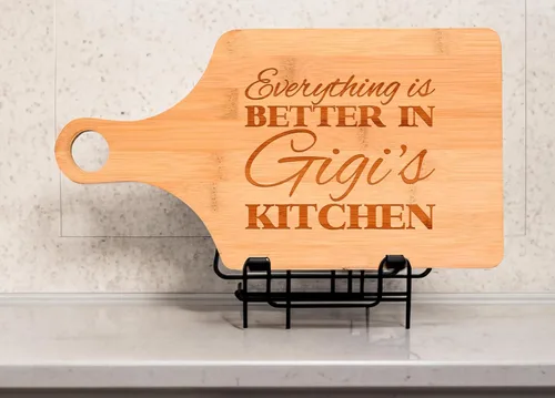 Vista 3 de Everything Is Better in Gigi's Kitchen Decor Grandma Gift - Tabla decorativa de madera con forma de paleta