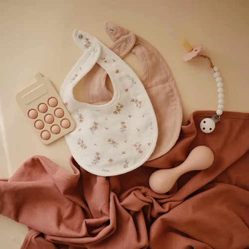 Vista 7 de mushie Babero de muselina para bebé, algodón suave para goteos, babas y alimentaciones infantiles, ajuste ajustable, paquete de 2