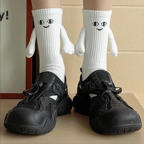 Vista 3 de Lucakuins Calcetines de mano divertidos Novlty Parejas Magnéticos Tomados de las Manos Calcetines Unisex 3D Muñeca Medio Tubo Mano en Calcetines