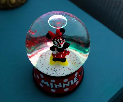 Vista 6 de Disney Minnie Mouse - Globo de nieve iluminado con purpurina giratoria, decoración del hogar para artículos esenciales de habitación de niños