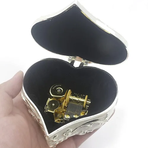 Vista 20 de ROSIKING Caja de música de aleación de metal en relieve en forma de corazón azul, caja musical antigua para joyería con cuerda, regalos