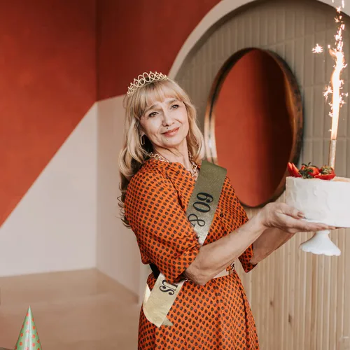 Vista 4 de Banda y tiaras de 60 cumpleaños para mujer, decoraciones de cumpleaños 60 para mujer, fabulosa banda y corona para mujeres de 60 años y fabulosos