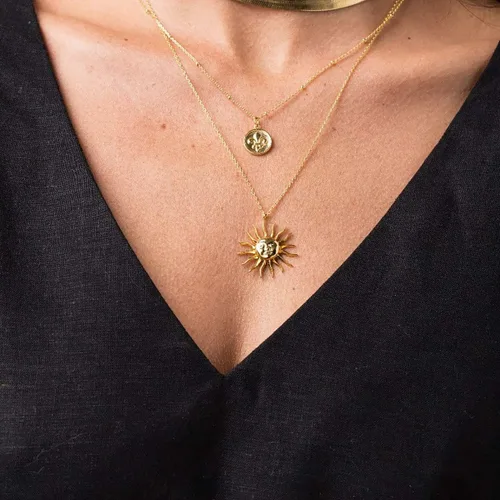 Vista 2 de MEVECCO Collar de oro para mujer, disco de moneda con patrón celestial, colgante grabado chapado en oro de 18 quilates, simple, personalizado
