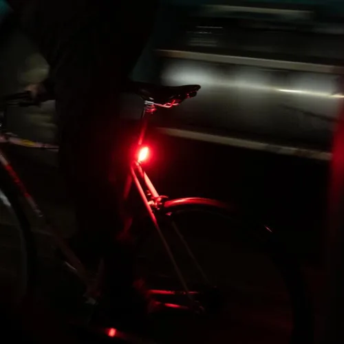 Vista 5 de Knog Blinder - Luz trasera para bicicleta – 100 lúmenes USB recargable, impermeable, 8 modos, se adapta a 0.866-1.260 in, 1,476.4 ft de visibilidad